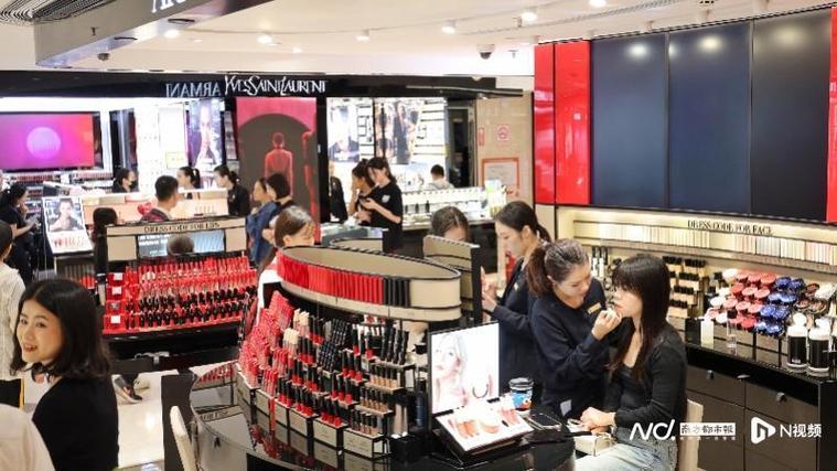 "以旧换新"新政后的第一个长假,广州商业消费区人流畅旺